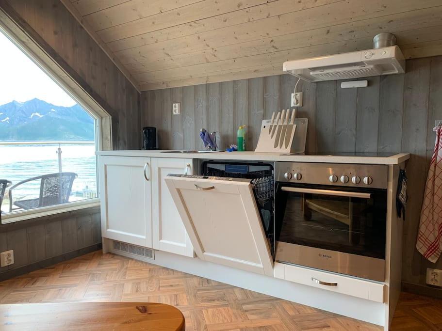 Leilighet I Rorbu Pa Kaldfarnes - Yttersia Senja Exterior photo